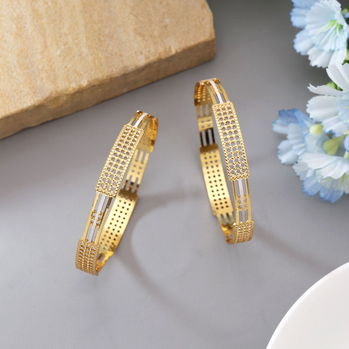 Goldfarbenes Mode-Armreif-Paar (PLKB150GLD)