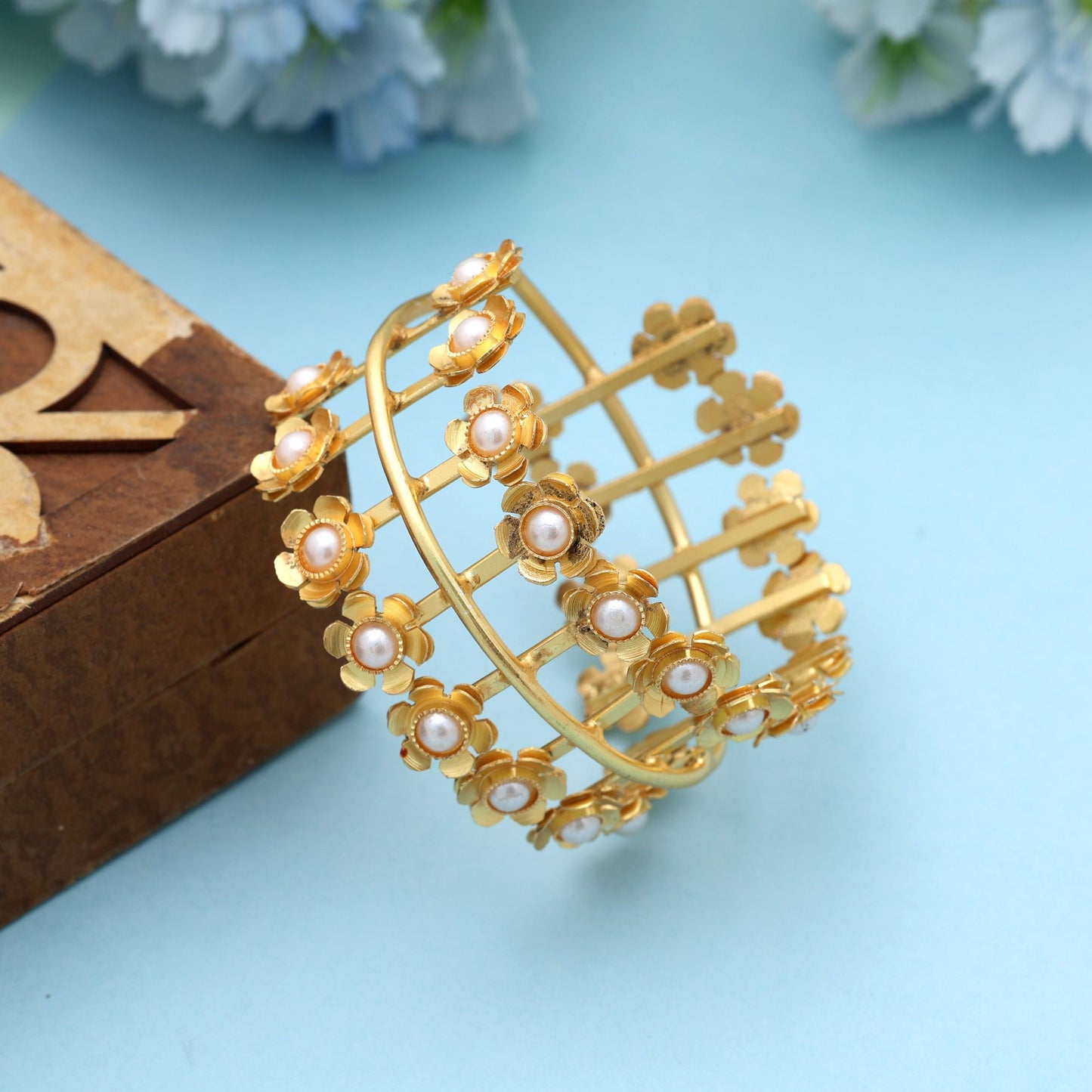 Goldfarbenes vergoldetes Armband Elegantes Minimalistisches Modeschmuck Accessoire Design