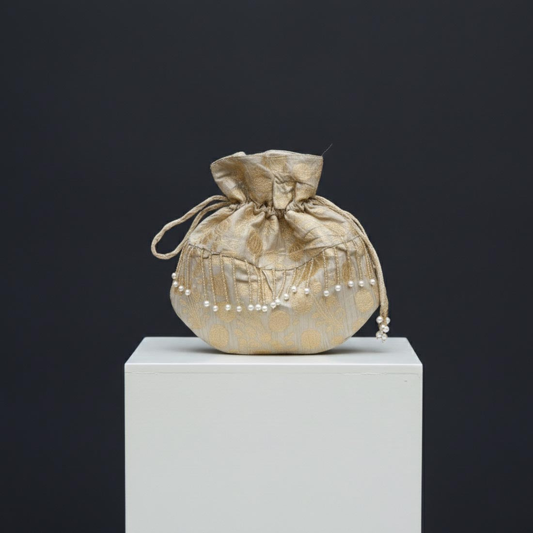 Beigefarbene Kunstseide Potli-Tasche (PTB102BEG)