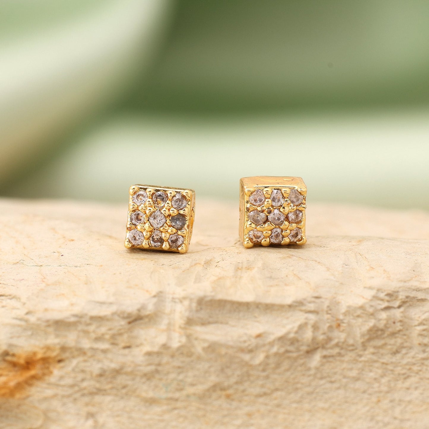 Goldfarbene 12 Paar Premium-Stein American Diamond Ohrstecker-Set für Hochzeitsschmuck