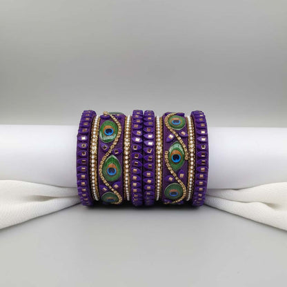 Lila Farbige Pfauenfeder 1 Set aus Fadenarmreifen, inspiriert von königlicher indischer Kunst