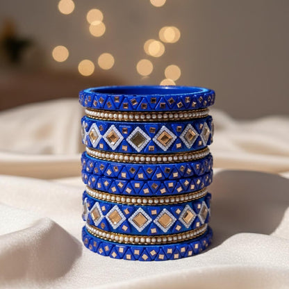 Blauer Fadenarmreif im Set mit sattem Farbton und ethnischer Eleganz