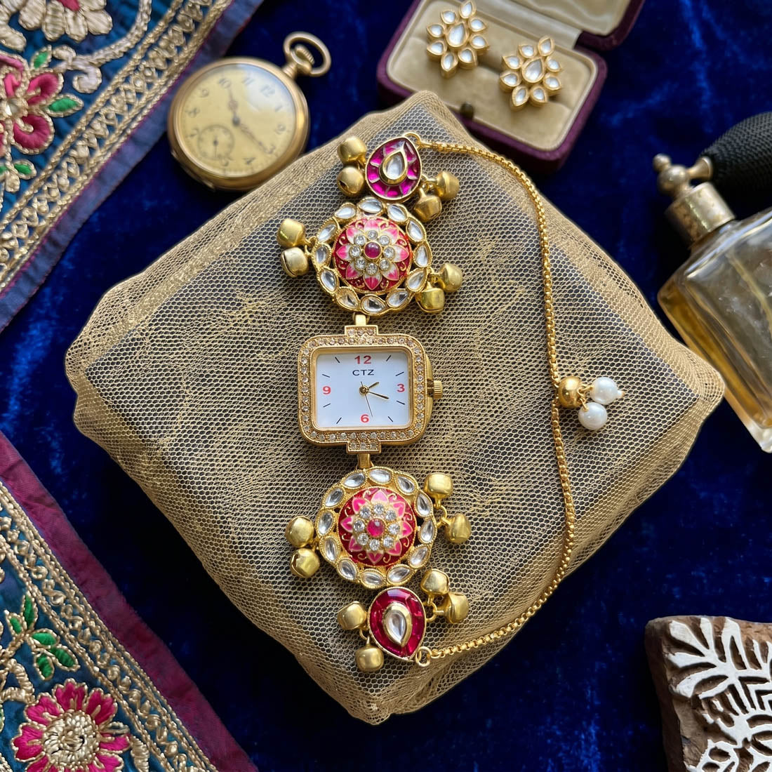 Elegante traditionelle Kundan-Uhr in Rani-Farbe für Mädchen und Damen, Partymode