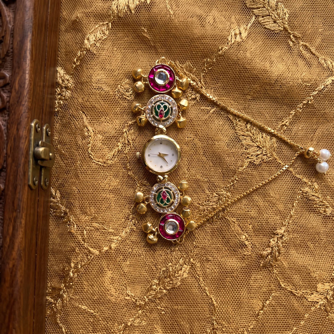 Attraktive Rani- und grüne Kundan-Uhr für Mädchen und Frauen Elegantes Design