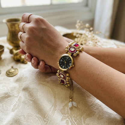 Bezaubernde Rani-farbene Kundan-Uhr für Mädchen und Damen – klassisches ethnisches Design